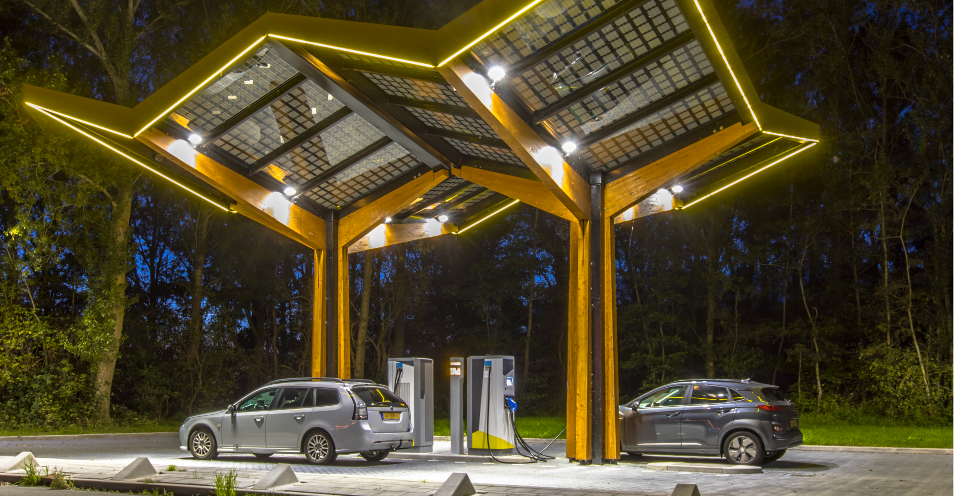 Les voitures électriques rechargent leurs batteries à côté de l'autoroute.