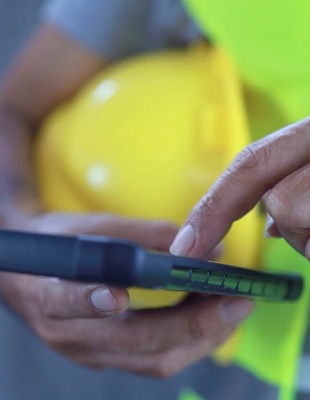 Bouwvakker gebruikt zijn smartphone voor digital tool