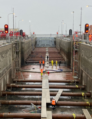 Stempels houden sluiswanden Stevinschutsluizen op de plaats