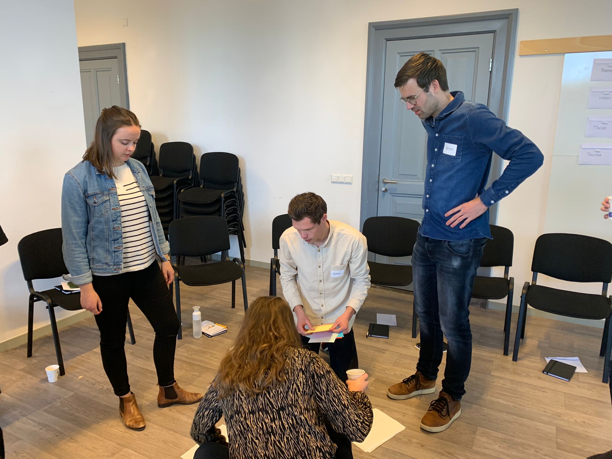 Vier collega’s delen met elkaar hun kleurenprofiel tijdens Arcadis Imagineers