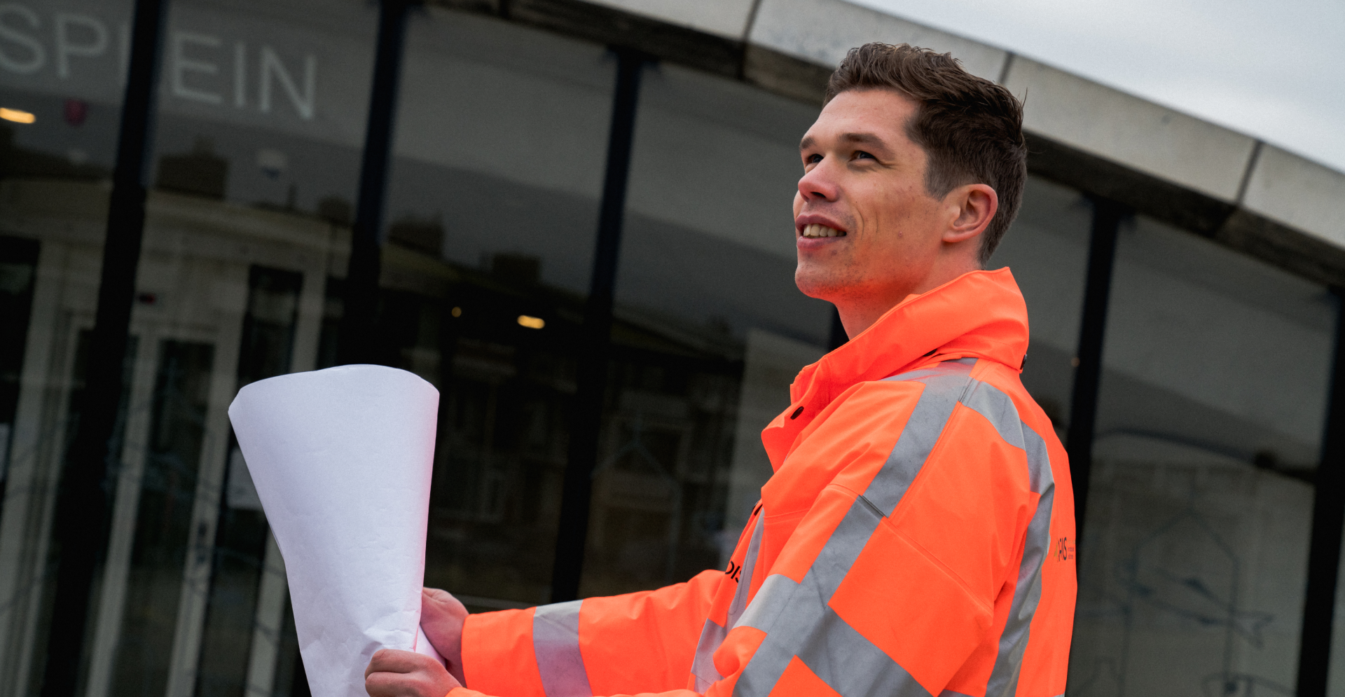 Waterbouwkundig Engineer Robbin Wesstein bekijkt een tekening, hij doet mee aan Arcadis Imagineers