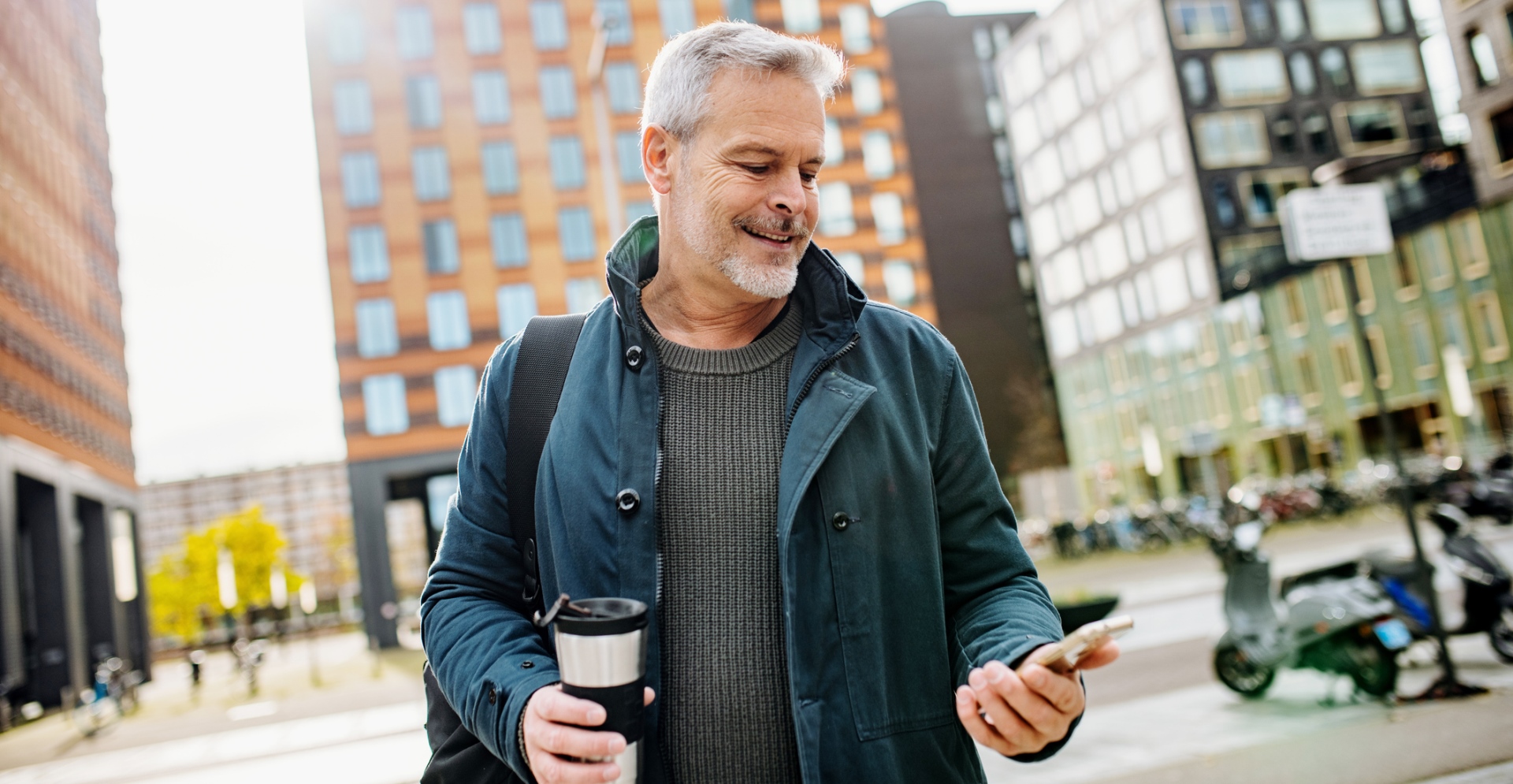 Man gebruikt mobiliteit-app in Zuidas Amsterdam. 