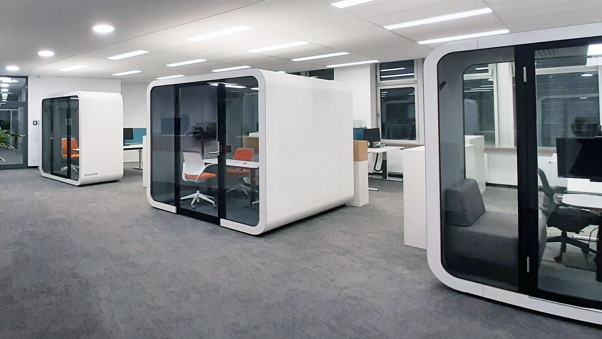 Meetingboxen im Großraumbüro am Arcadis Standort in Halle