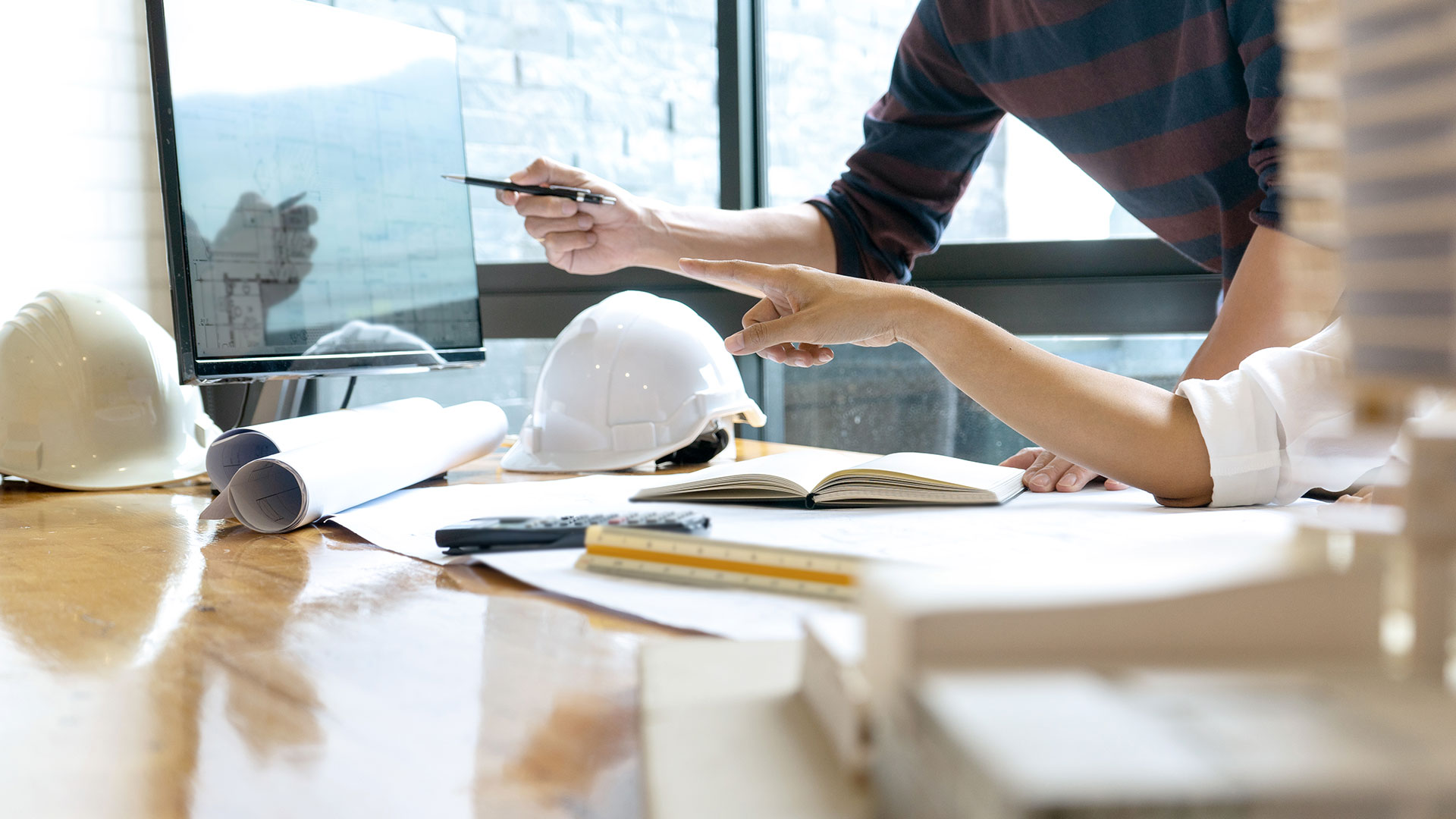 Zwei Ingenieure diskutieren Konzept an Bildschirm