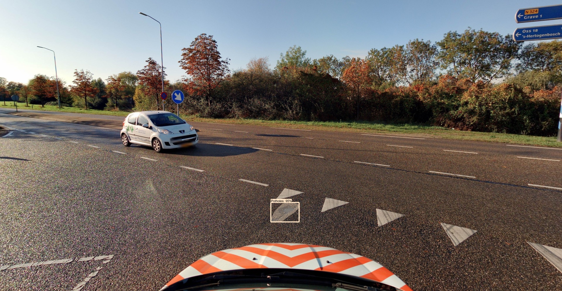 Uitvoering van een automatische detectie van schade aan wegen door middel van camera in auto die schade detecteert.