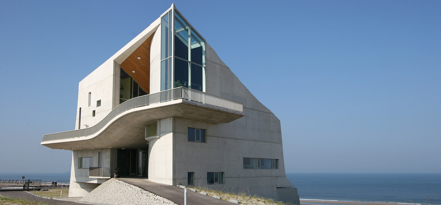 Aanzicht van De Slufter kantoor en bezoekerscentrum inéén.