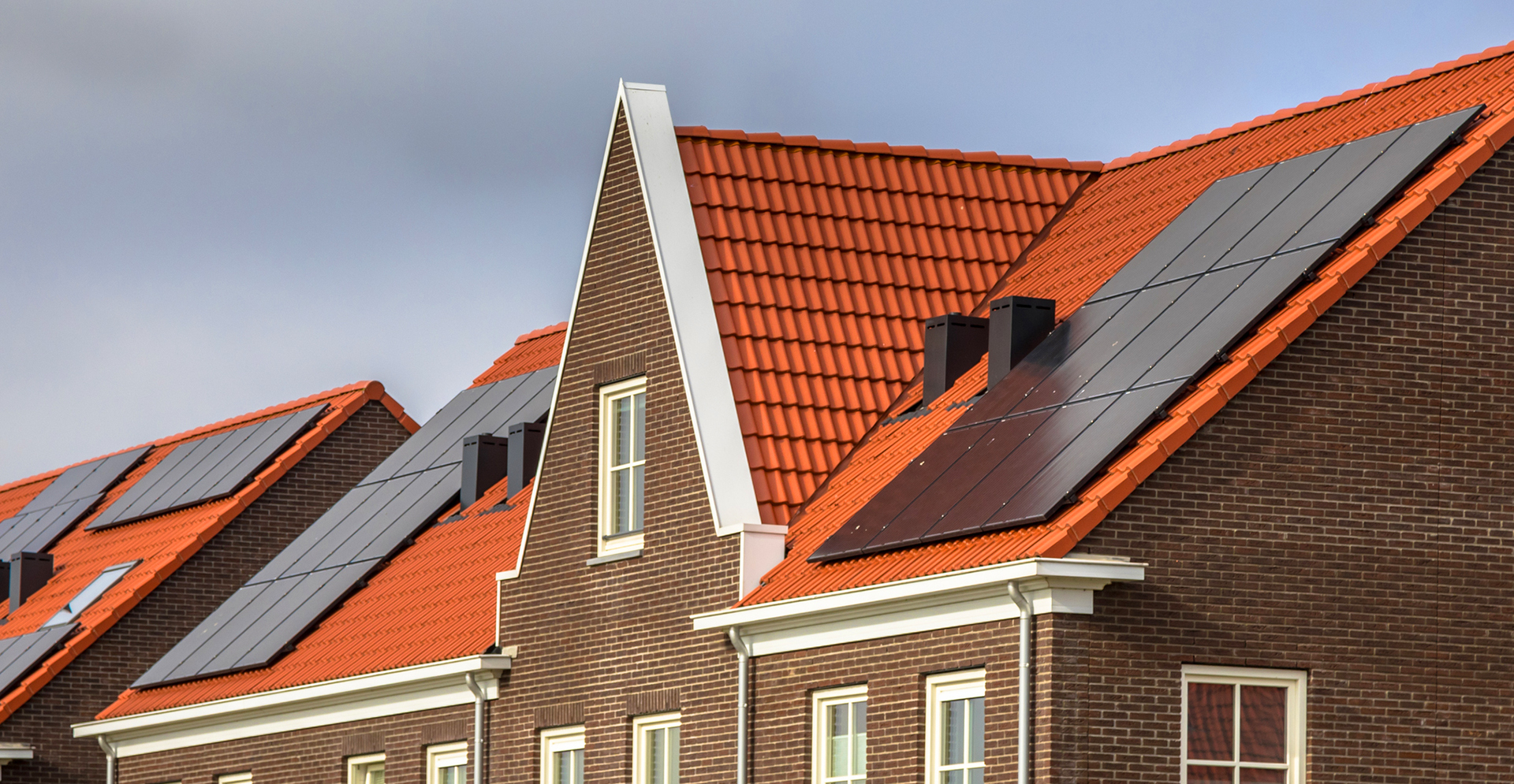 Daken van huizen in de nieuwbouwwijk in Heezze.