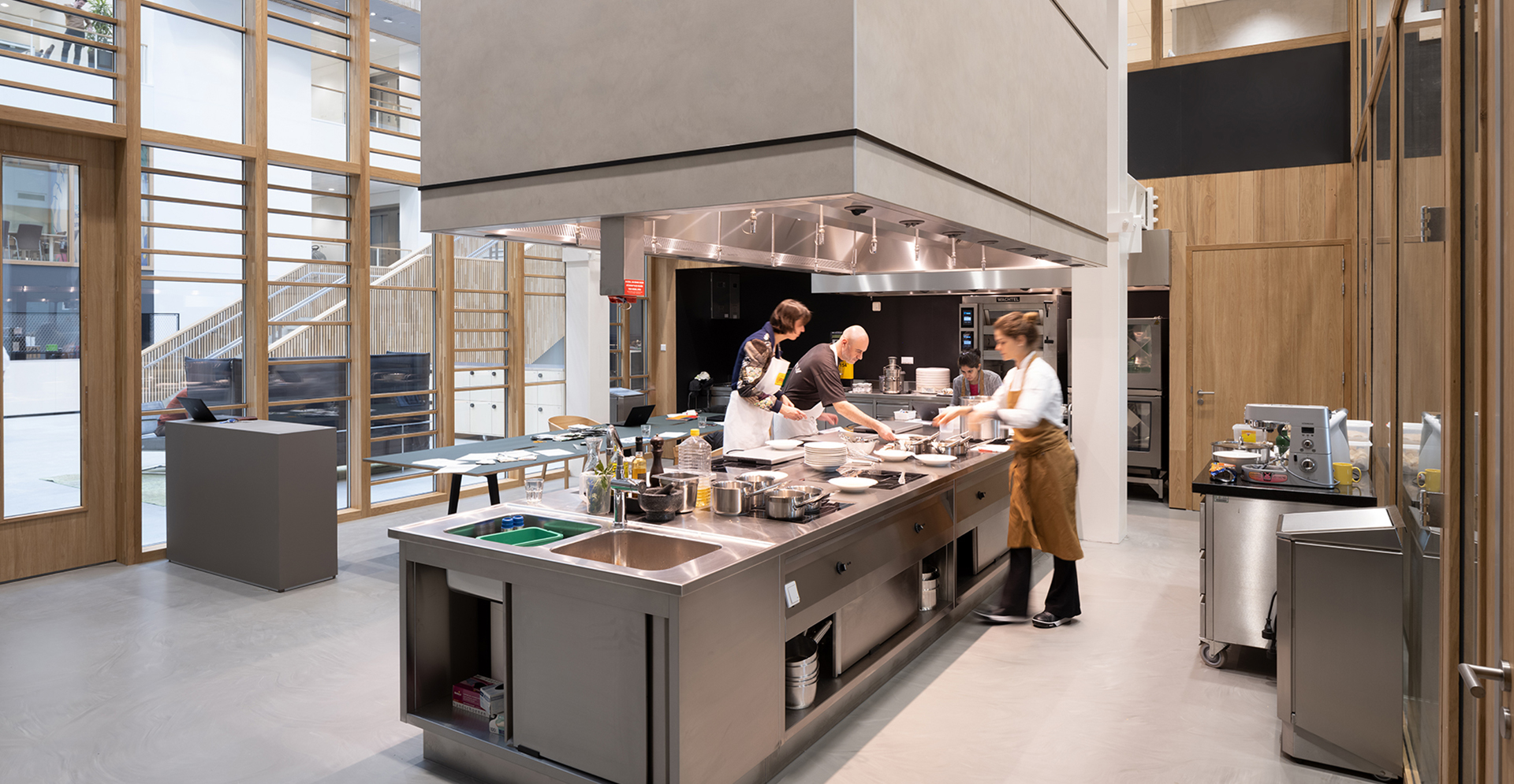 vier personen die aan een groot kookeiland eten bereiden in het innovatiecentrum Hive in Wageningen