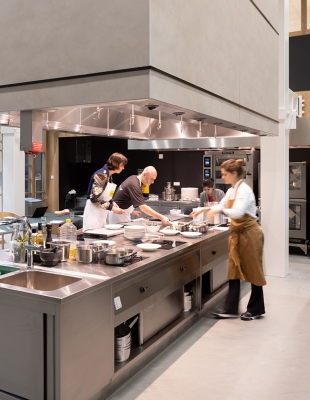 vier personen die aan een groot kookeiland eten bereiden in het innovatiecentrum Hive in Wageningen