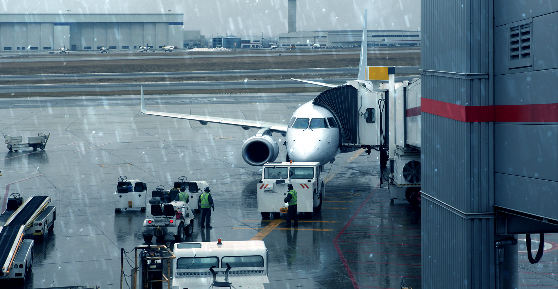 Vliegtuig die klaar gemaakt wordt voor vertrek in de stromende regen.