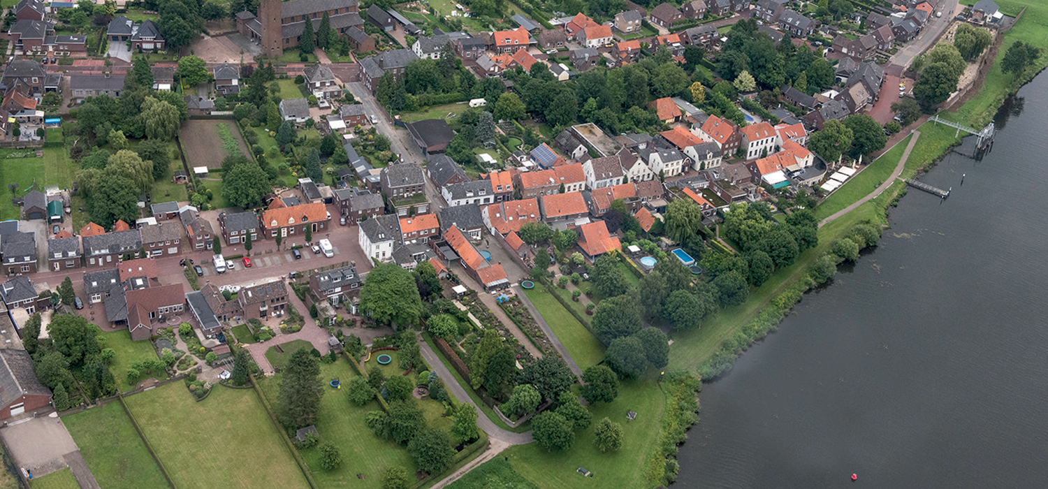 Vogelvlucht foto van de Keermuren bij plaatsje Well