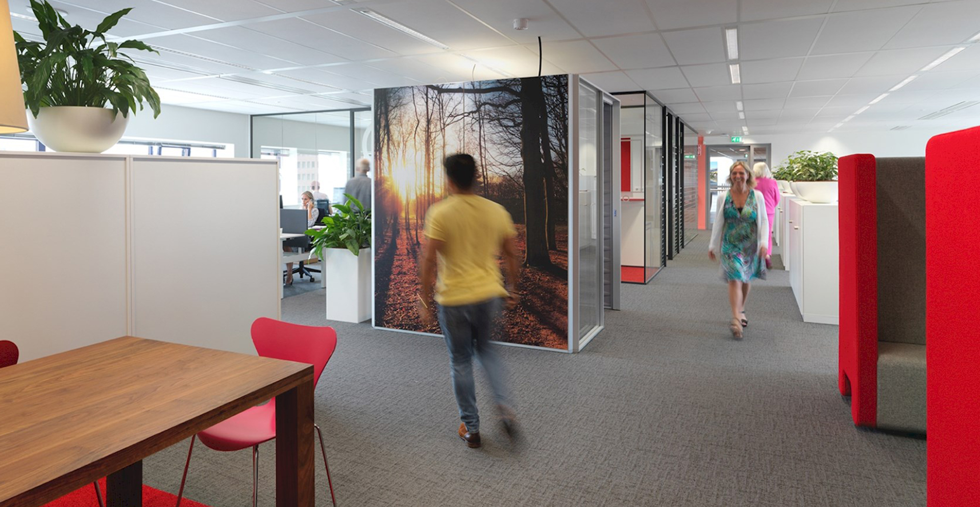 Collega's wandelen naar hun werkplek in het vernieuwde kantoor in Amersfoort.
