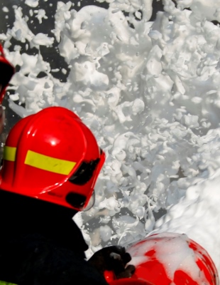 brandweerman die een brand proberen te blussen