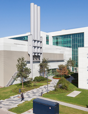 ASML Veldhoven gebouw vanaf de weg bekeken 